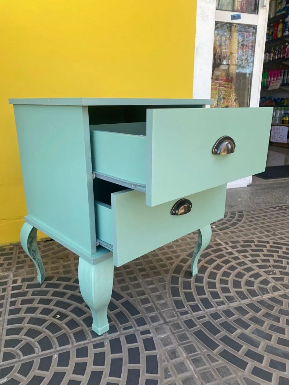 Mesa de cabeceira estilo retro