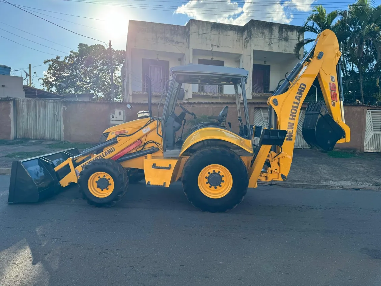 Retroescavadeira New Holland B95B - Potência e Eficiência!