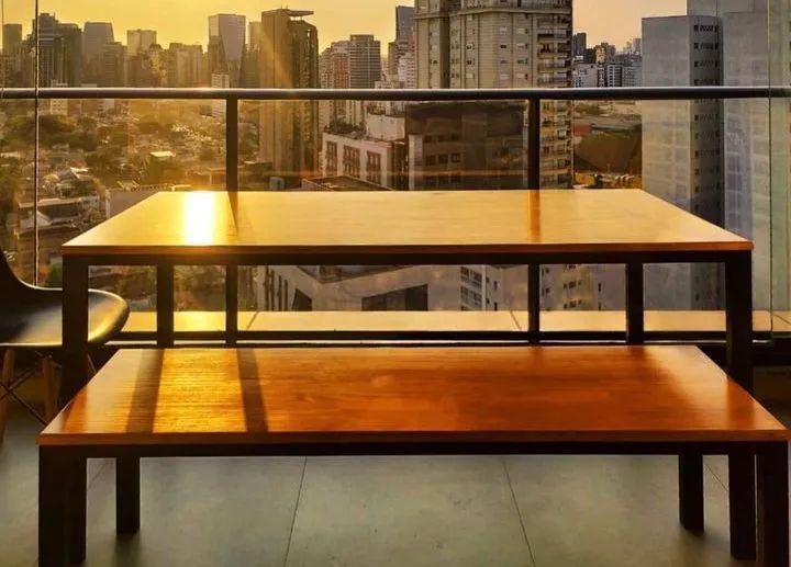 Mesa em design industrial sob medida 