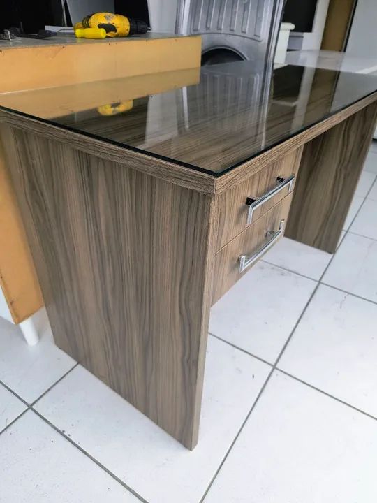 Escrivaninha de MDF com Vidro - R$350,00 - Foto 2