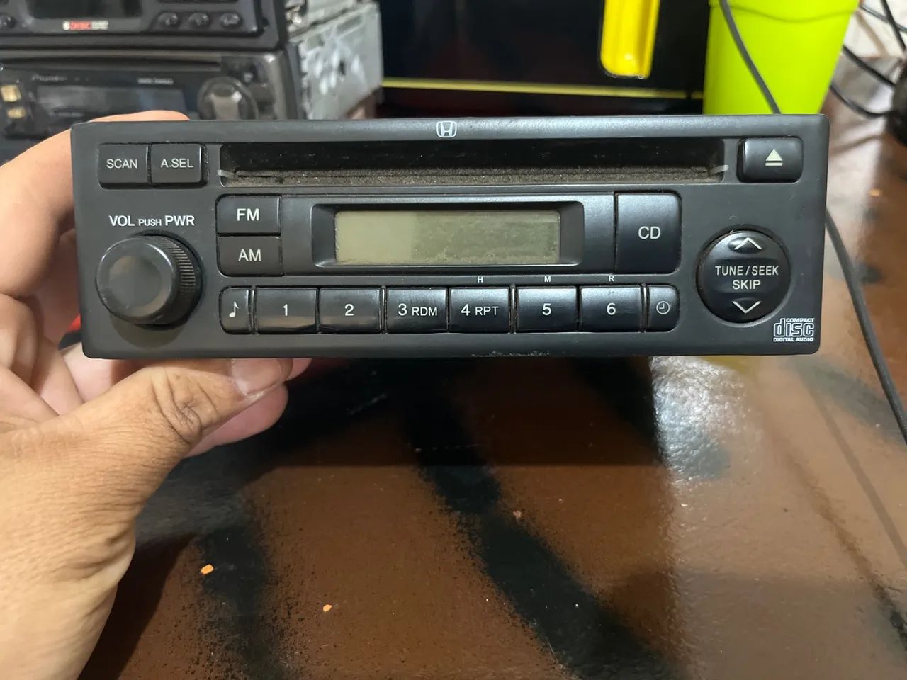 Rádio CD Honda Original , não sei ce funciona.