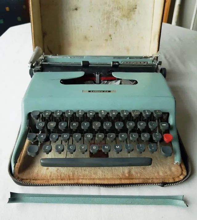 Antiguidade - Máquina de Escrever Olivetti - Modelo Lettera 22 - Anos 60