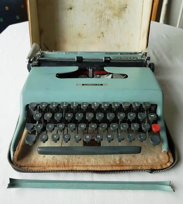 Antiguidade - Máquina de Escrever Olivetti - Modelo Lettera 22 - Anos 60