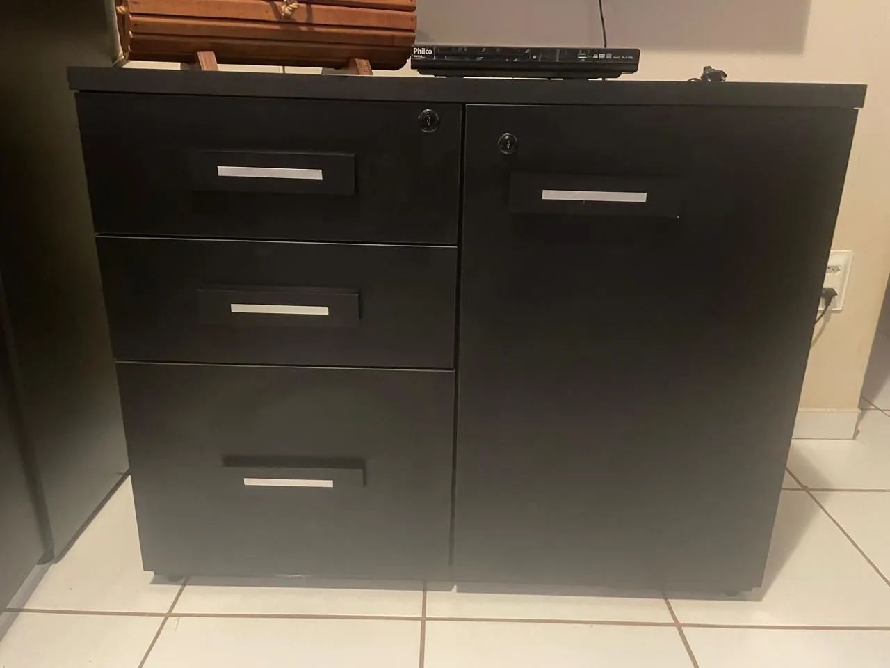 Móveis para escritório muito conservados.