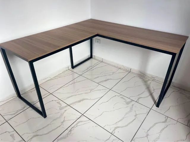Mesa em L estilo industrial