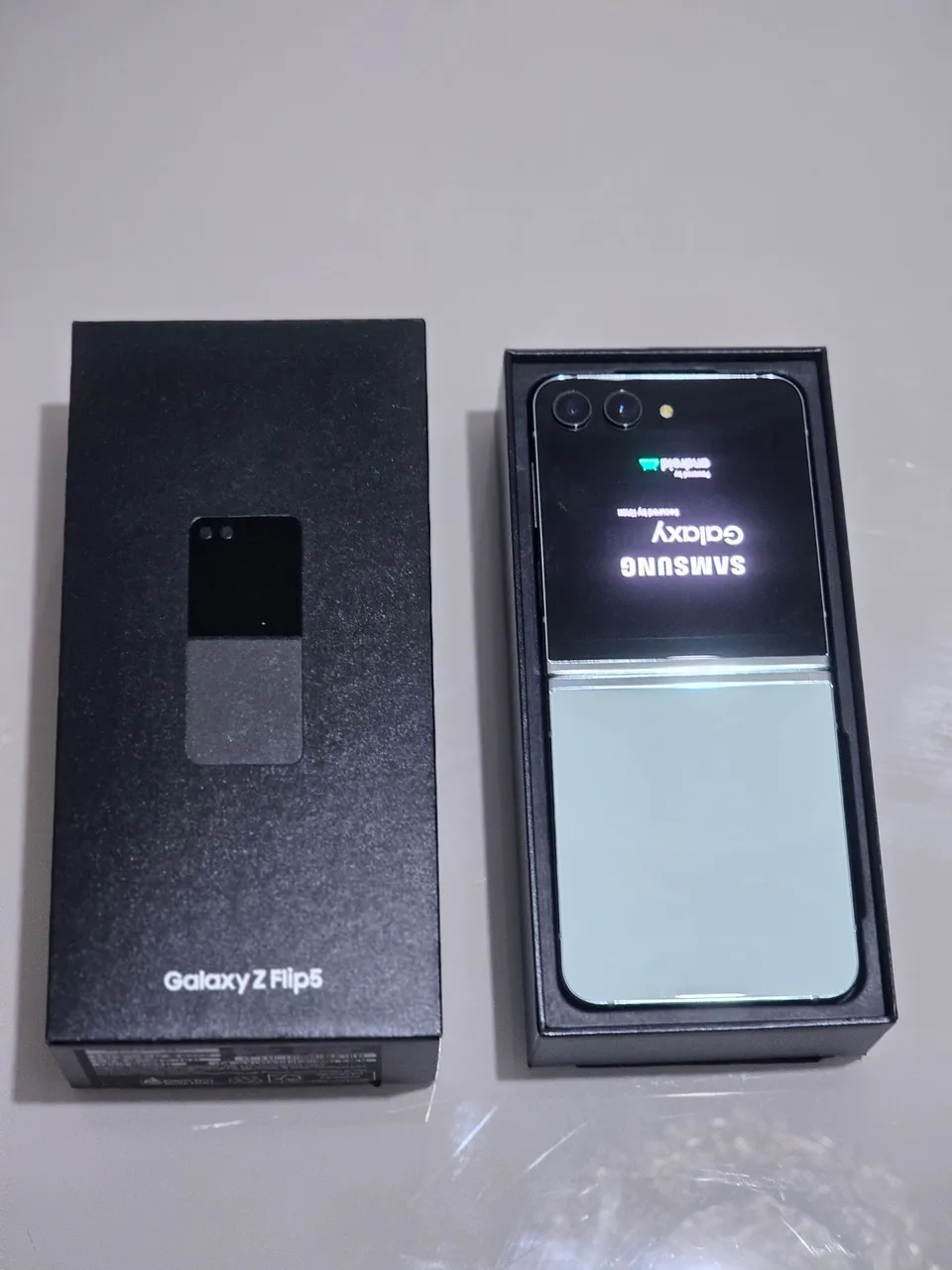 Samsung Galaxy Z Flip 5, 512GB, 8GB RAM.