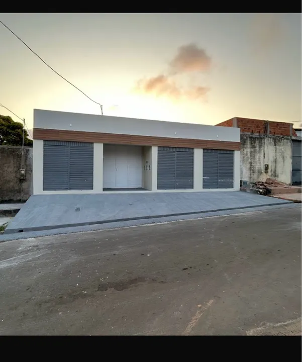 VENDO PRÉDIO COM 3 PONTOS COMERCIAS E ÁREA NO FUNDO