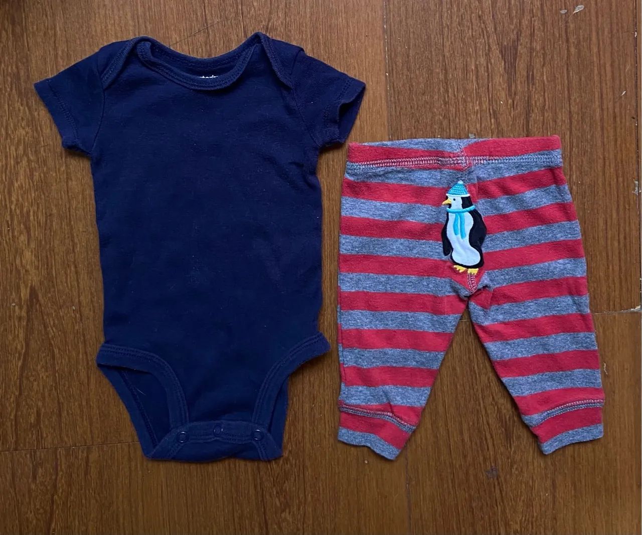 Dupla carters rn bebe menino body e calça pinguim