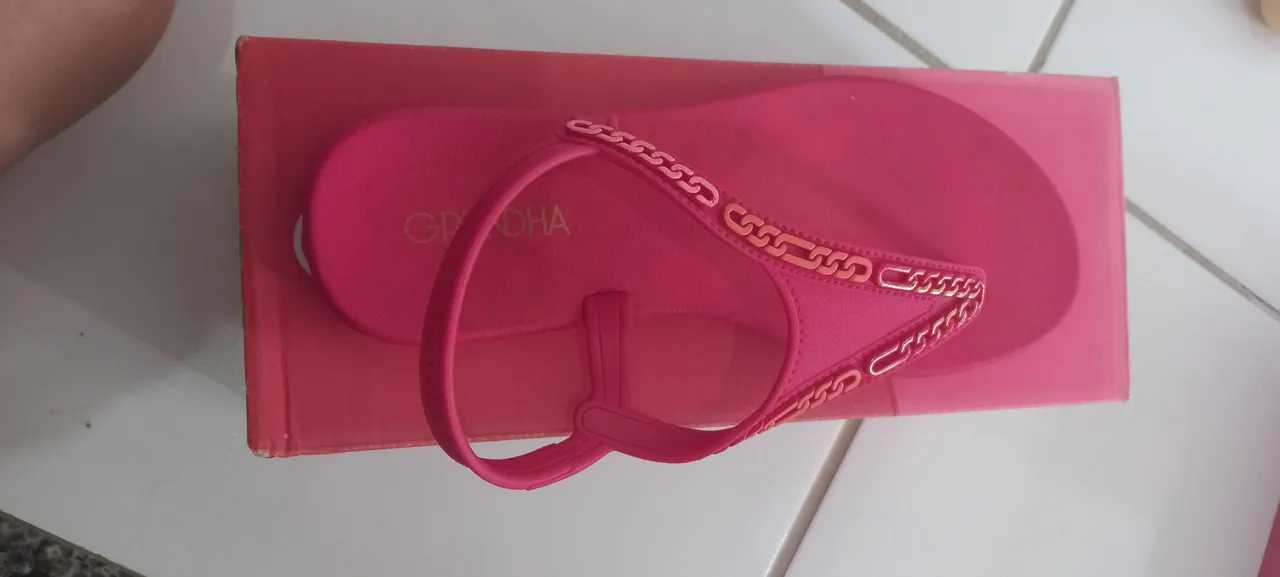 Sandália Feminina Rosa com Detalhe em Corrente