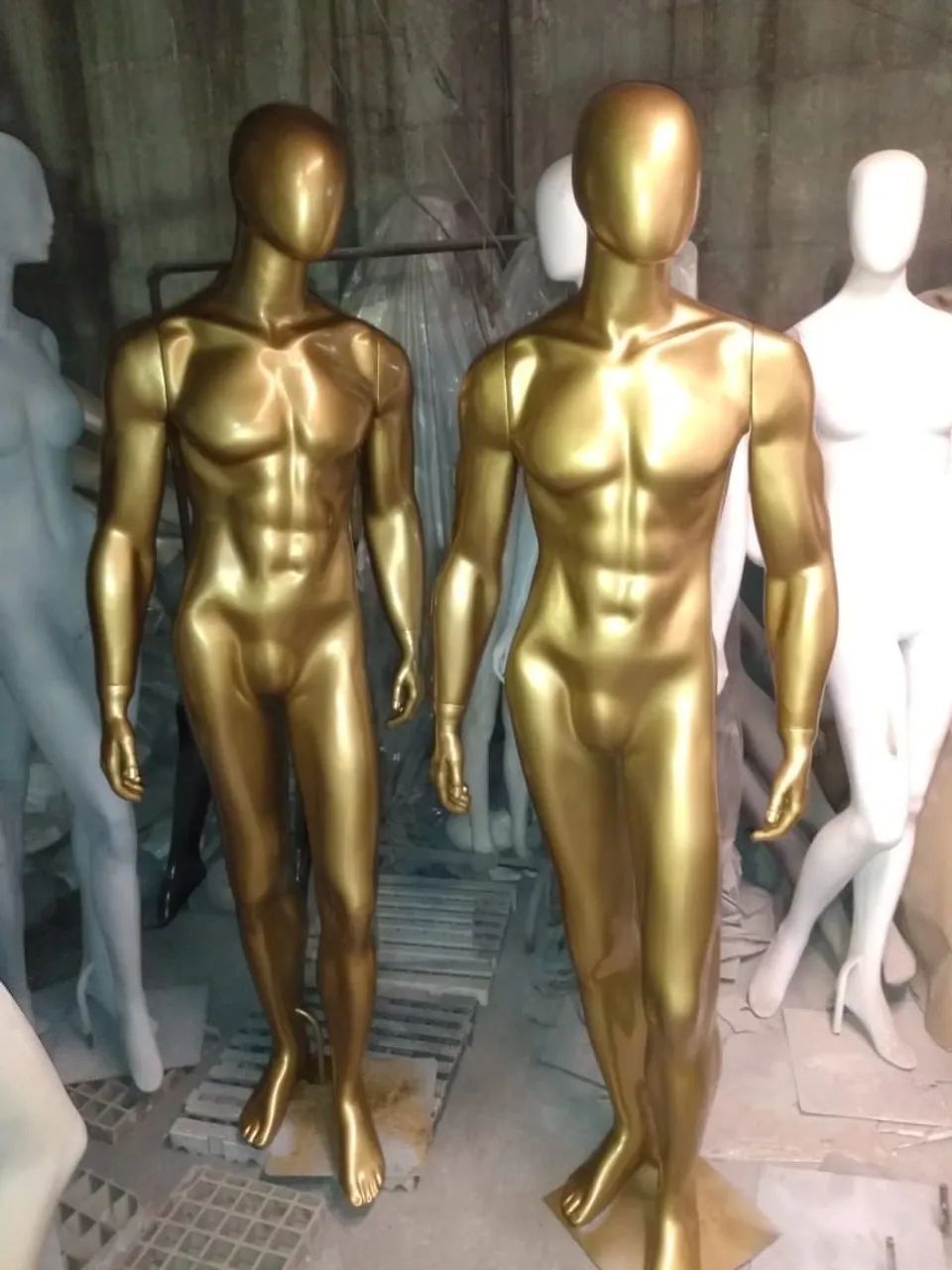 Manequim masculino dourado  - Foto 2