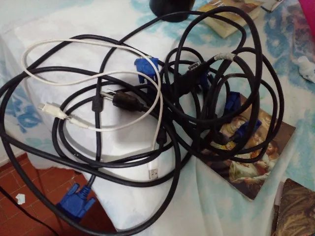 Cabos para computadores e celular 