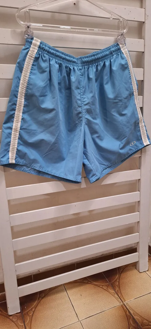 Estiloso Shorts esportivo azul com detalhes brancos Toulon Tamanho G
