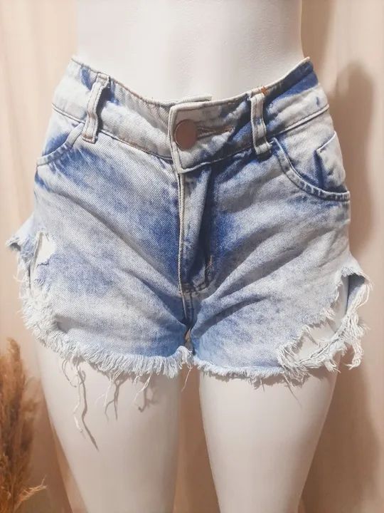Short jeans feminino desfiado.<br>