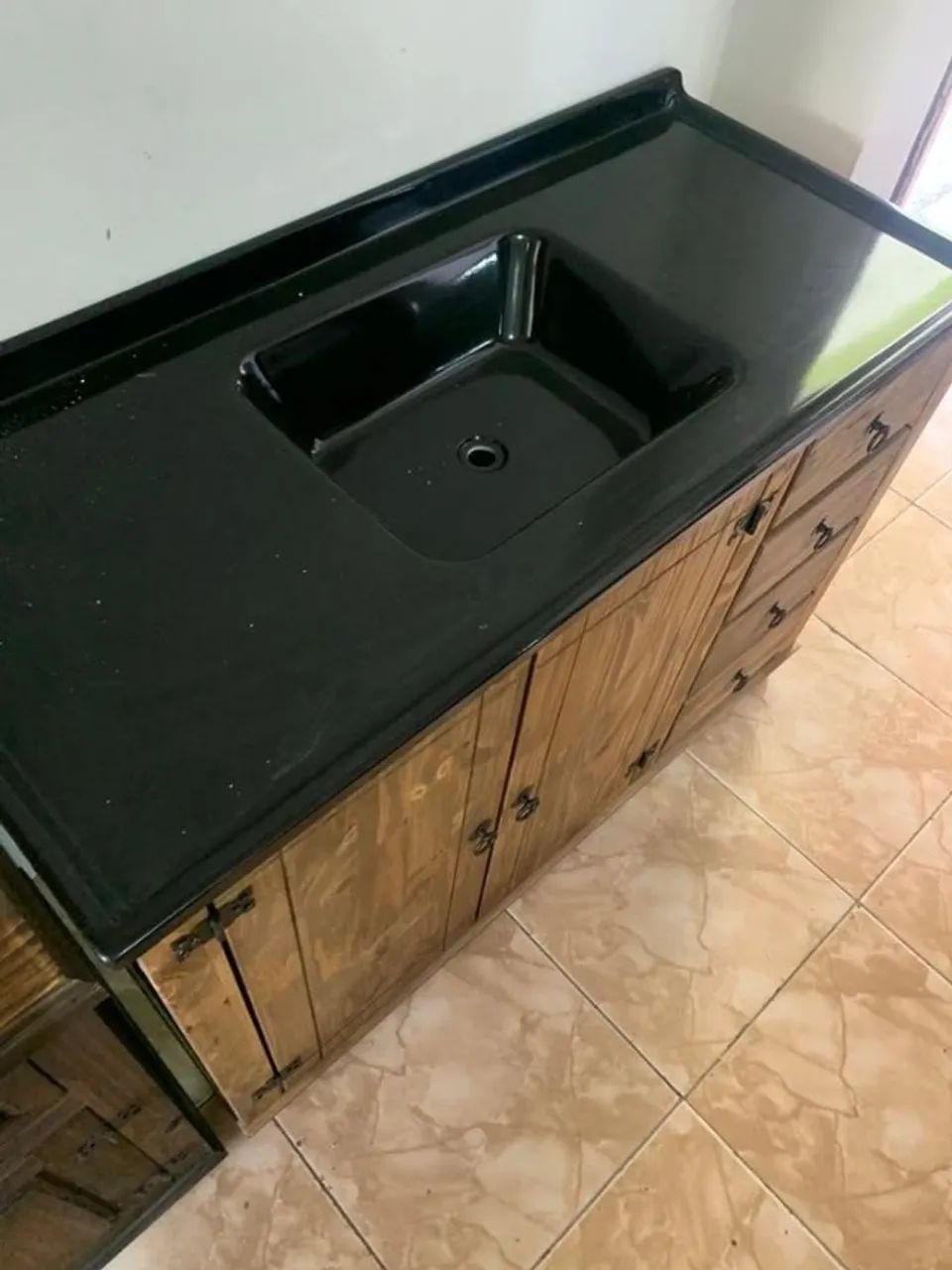 Balcão de pia em madeira pinus com 2 portas, 4 gavetas com cuba de Granitado  - Foto 3