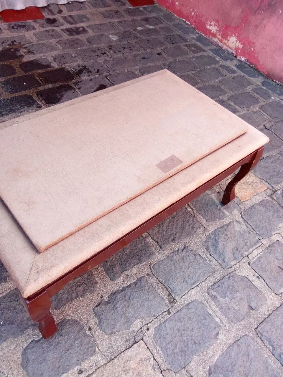 Mesa de Centro em Madeira com Tampo Revestido