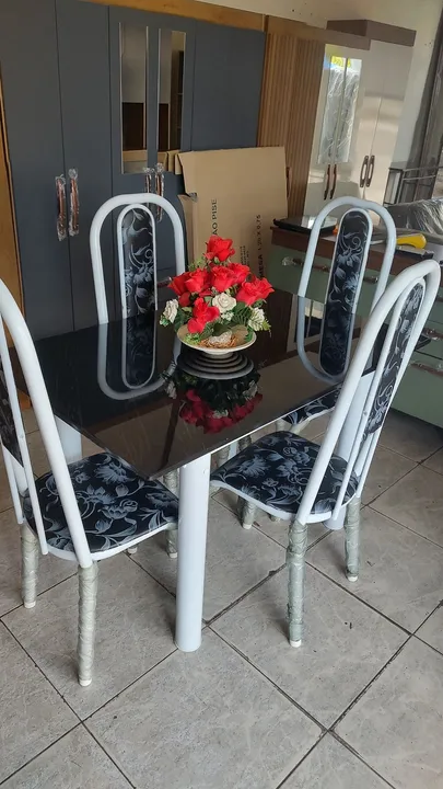 Mesa quatro cadeiras Disponível