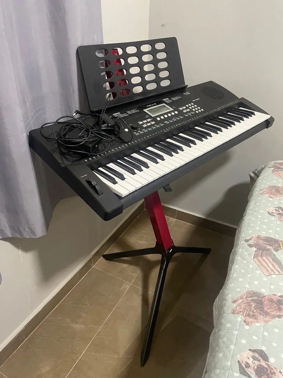 Teclado Musical com Suporte, Porta Partituras, pedal sustain e capa