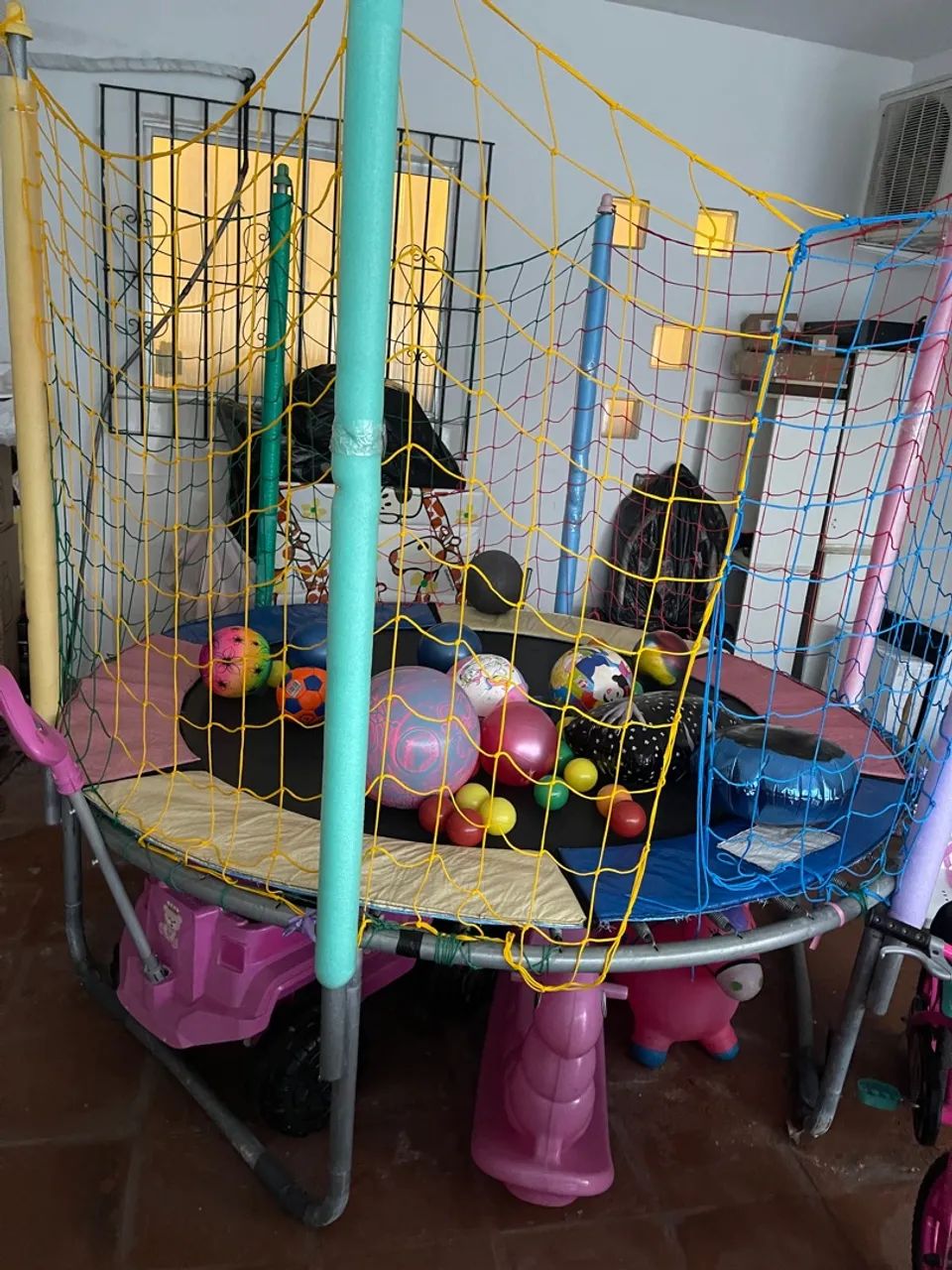 Trampolím infantil com rede de proteção - Foto 5