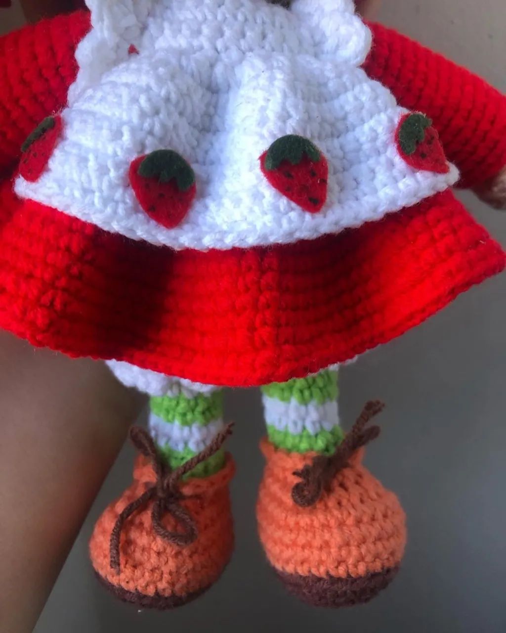 Boneca Moranguinho de Crochê Artesanal - Foto 4