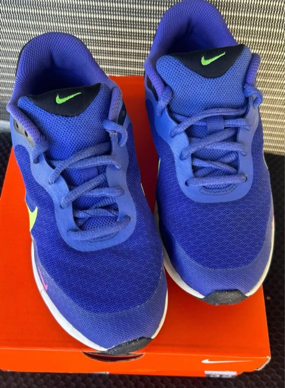 Tênis Nike revolution 32,