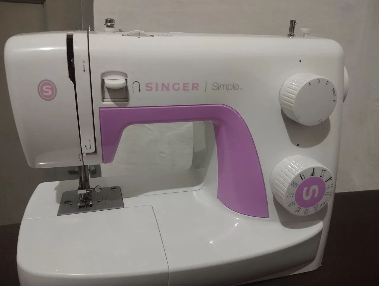 Máquina de Costura Singer - Ótima para Iniciantes - Foto 6