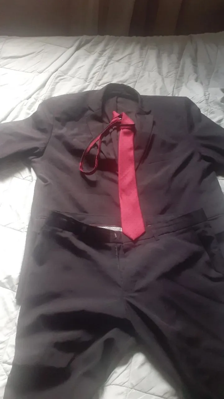 Terno preto com gravata vermelha