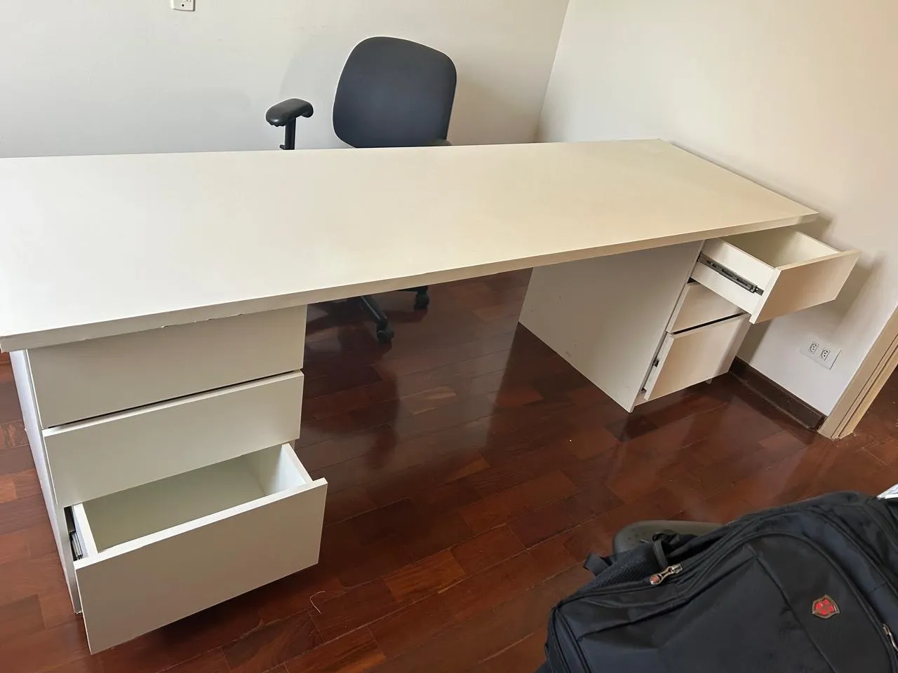 Mesa de Escritório Branca com Gavetas