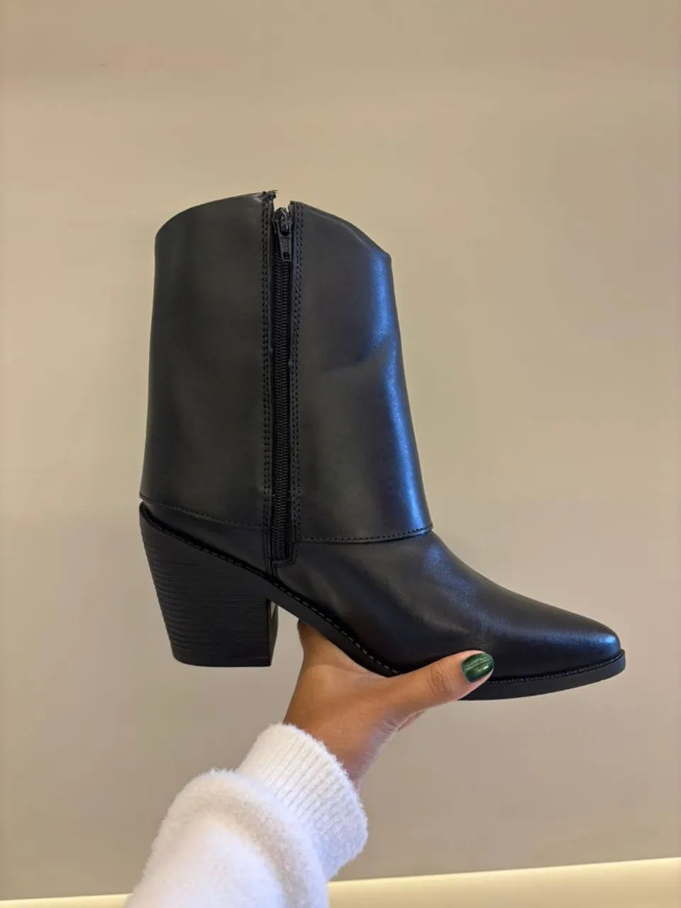 Bota Feminina Cano Curto - Couro Sintético