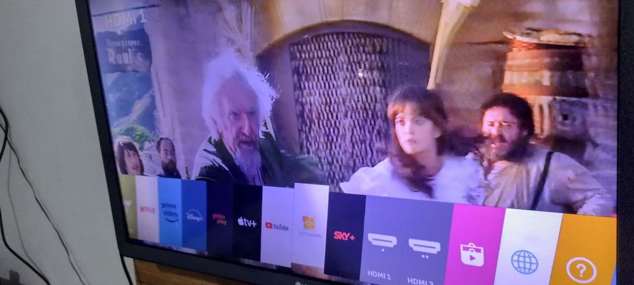 Vendo uma TV smart 32 polegadas da LG wi-fi Netflix YouTube muito mais vai junto suporte - Foto 3