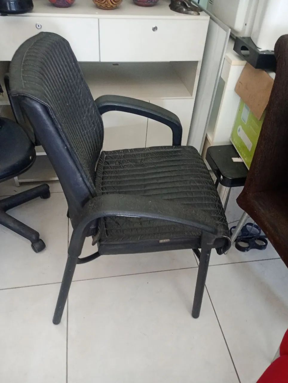 Cadeira de escritório preta com design elegante - Foto 2