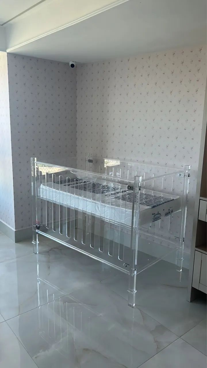 Berço de acrílico com regulagem de 3 alturas . Já com o colchão 