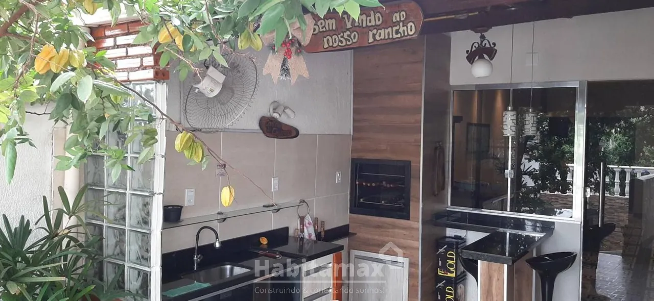 Linda casa com 3 quartos sendo 1 suíte, armários projetados, excelente localização. Aceita