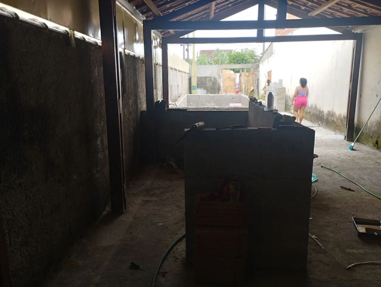 Terreno em construção com piscina