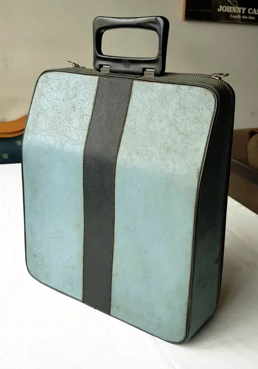 Antiguidade - Máquina de Escrever Olivetti - Modelo Lettera 22 - Anos 60 - Foto 2