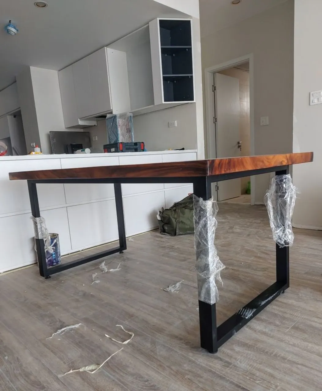 Mesa de Jantar Rústica com Estrutura em Aço
