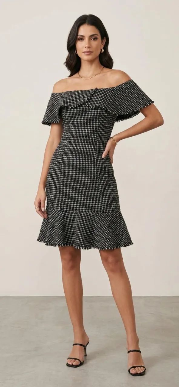Vestido Stend Curto com Babados e Decote Ombro a Ombro