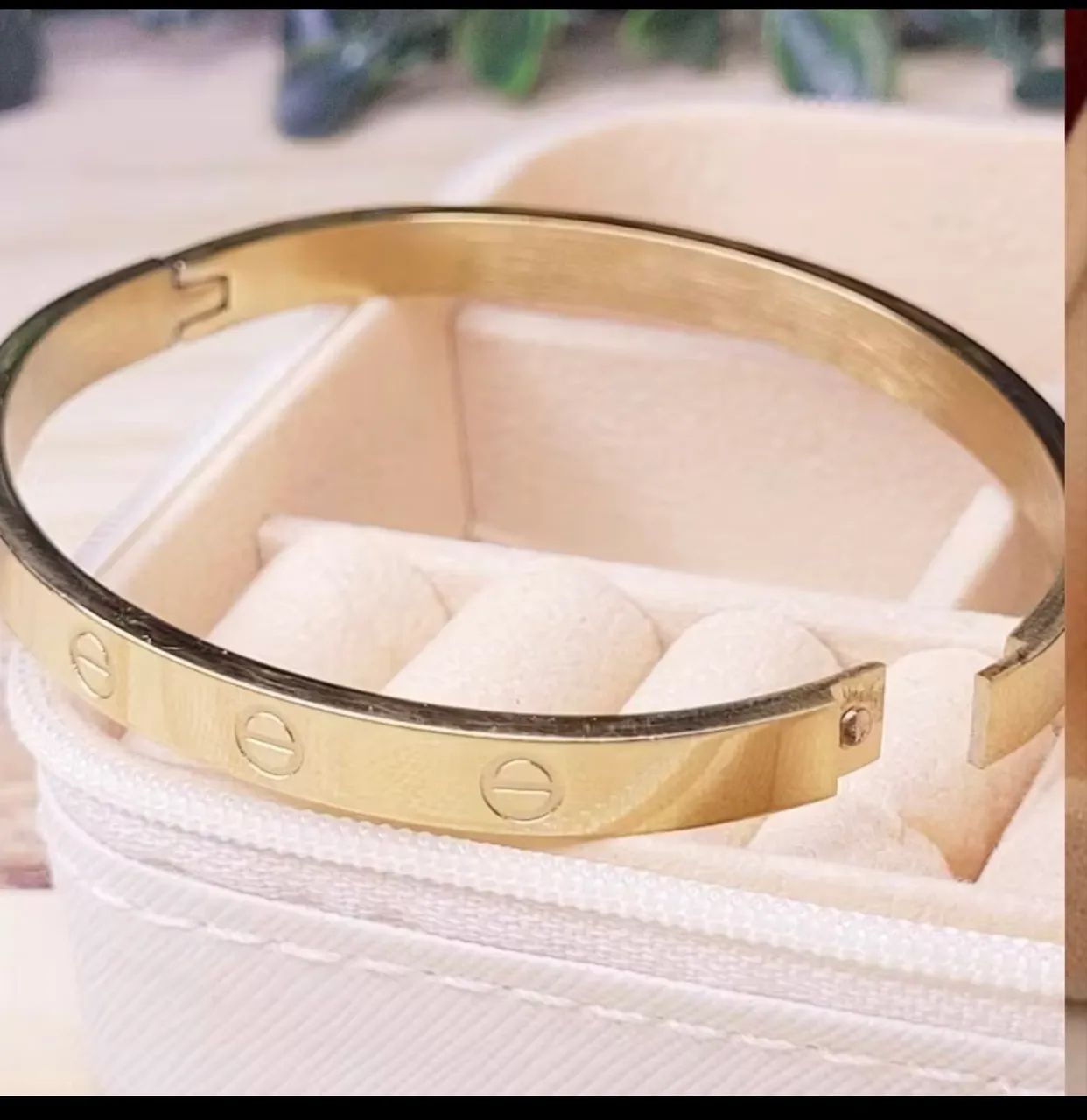 Bracelete em aço dourado Virgínia 