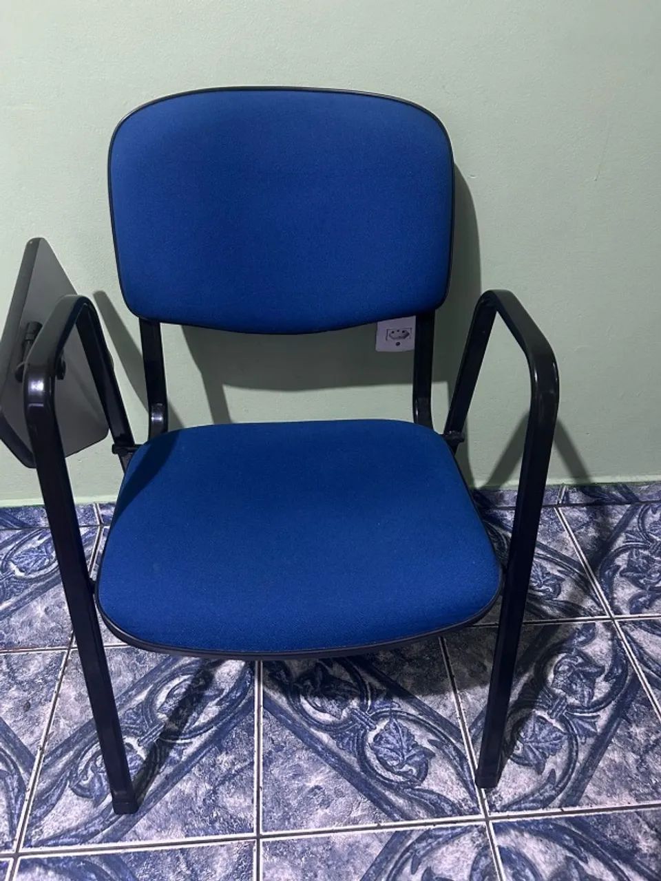 Cadeira universitária escolar com prancheta lateral fixa na cor azul