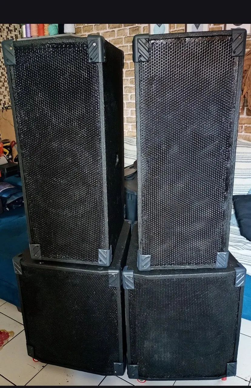 Vendo som e iluminação... DJ..  ou música ao vivo