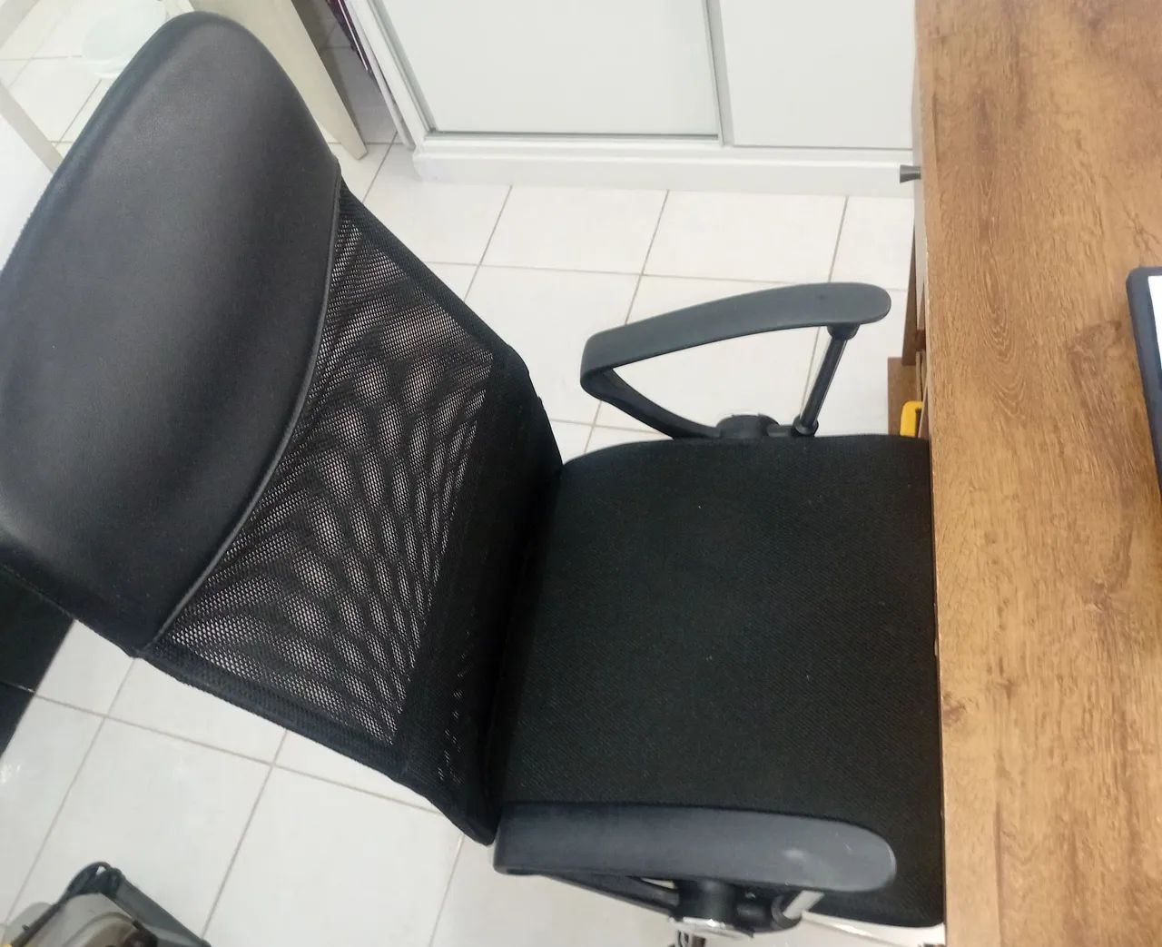Mesa de computador e cadeira bem conservado