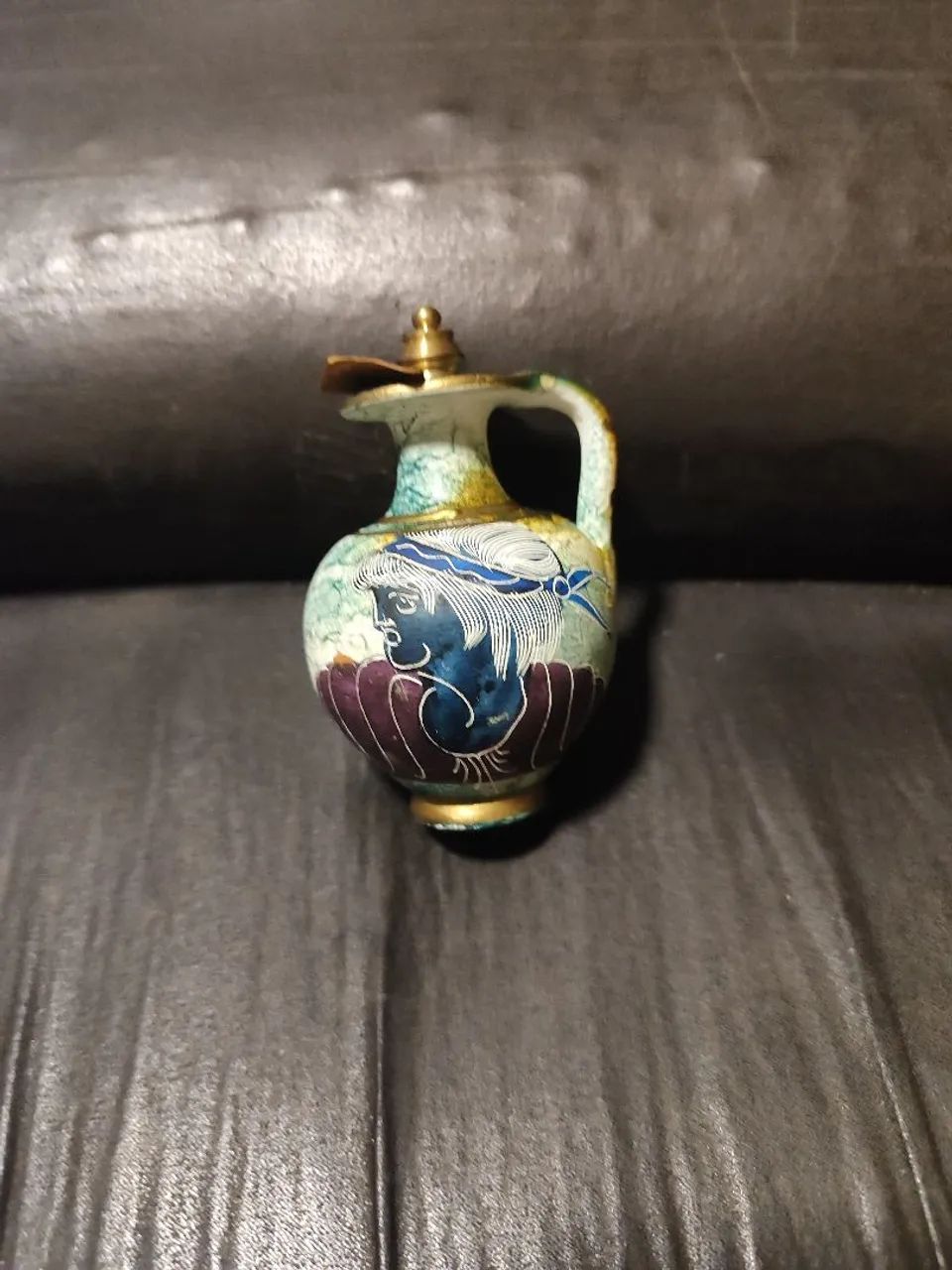 Miniatura de ânfora grega pintada a mão 