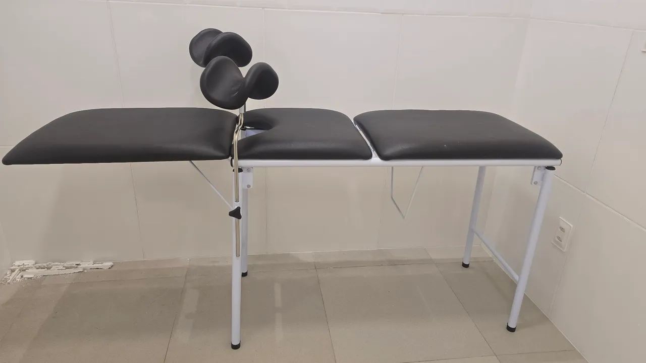 Mesa Ginecologica estofada com porta-coxa e bandeja. - Foto 3