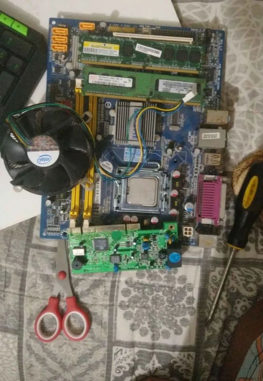 Kit Placa Mãe Gigabyte GA-945GCM-S2C + Pentium + 2GB RAM + 2 brindes 