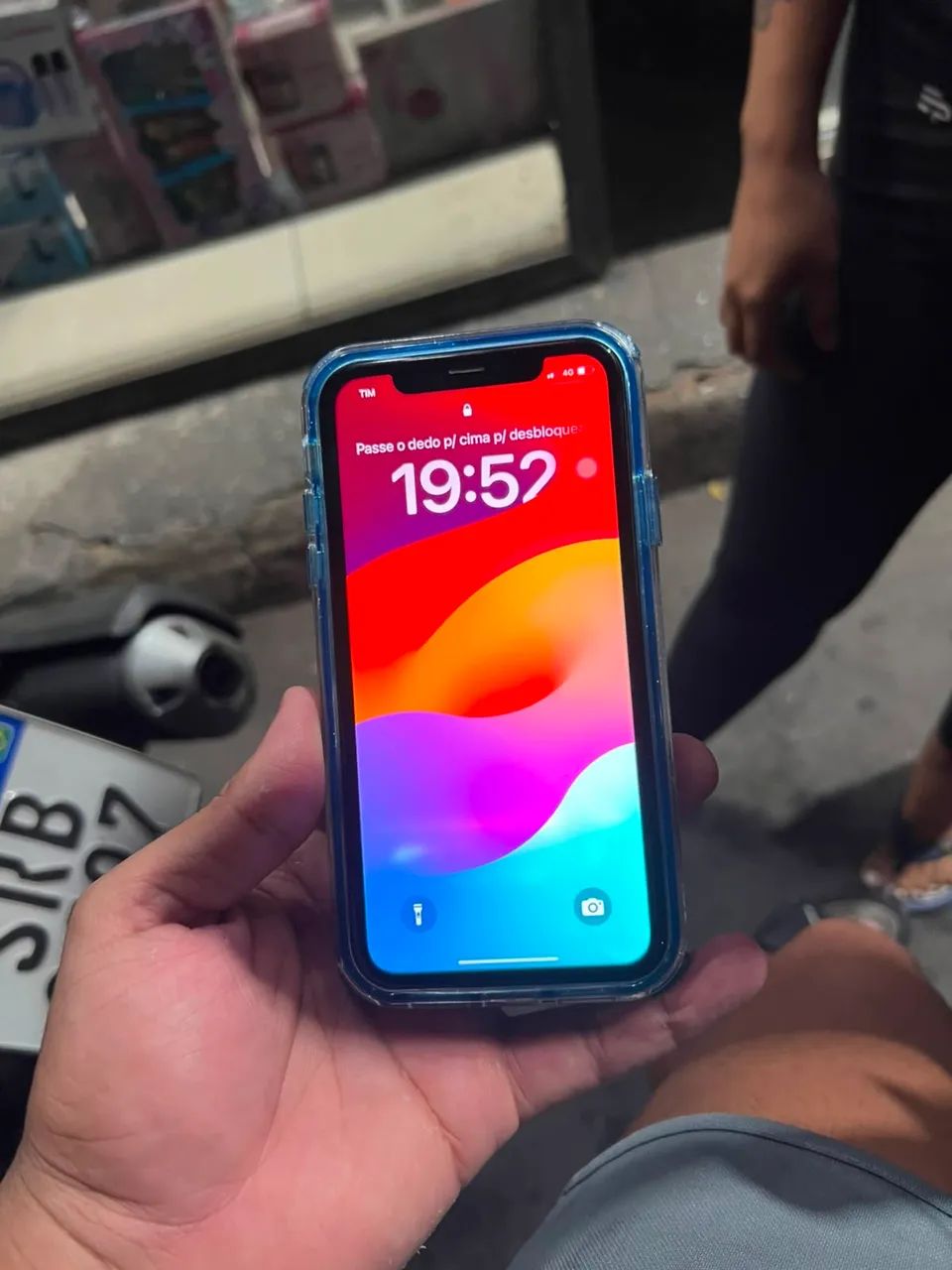 Vendo iPhone XR 128 gigas. AZUL (ACEITO CARTÃO) - Foto 3