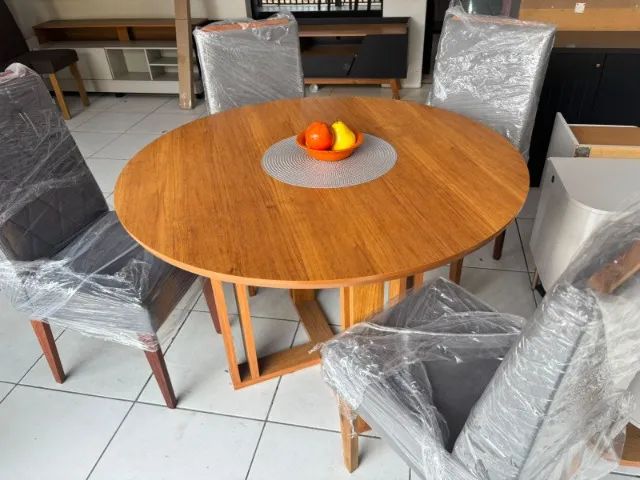 MESA DE JANTAR COM TAMPO REDONDO