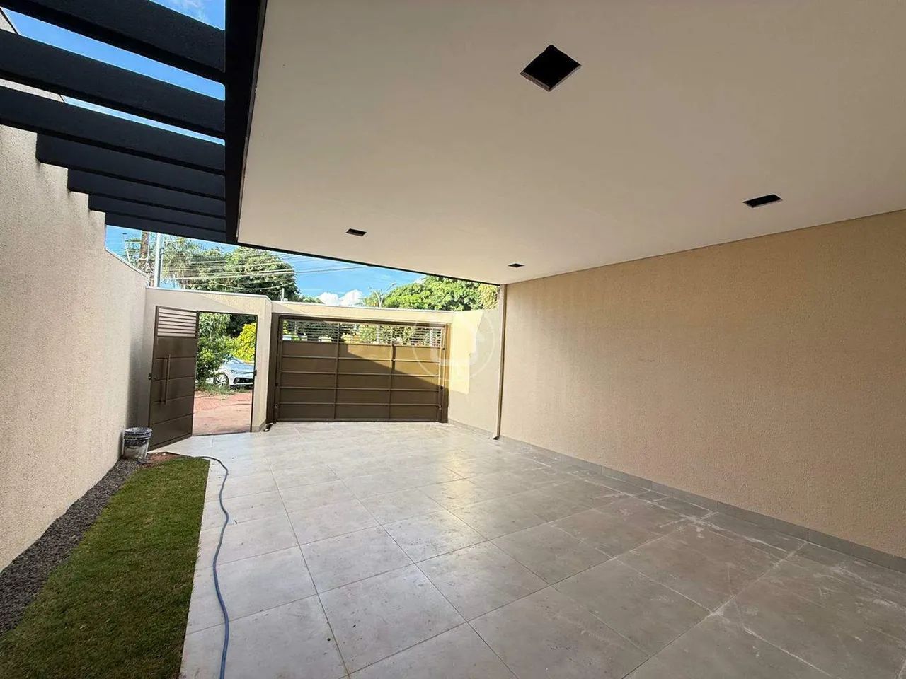 CASA GRANDE COM 3 SUÍTES - EM FRENTE À PRAÇA - Foto 3