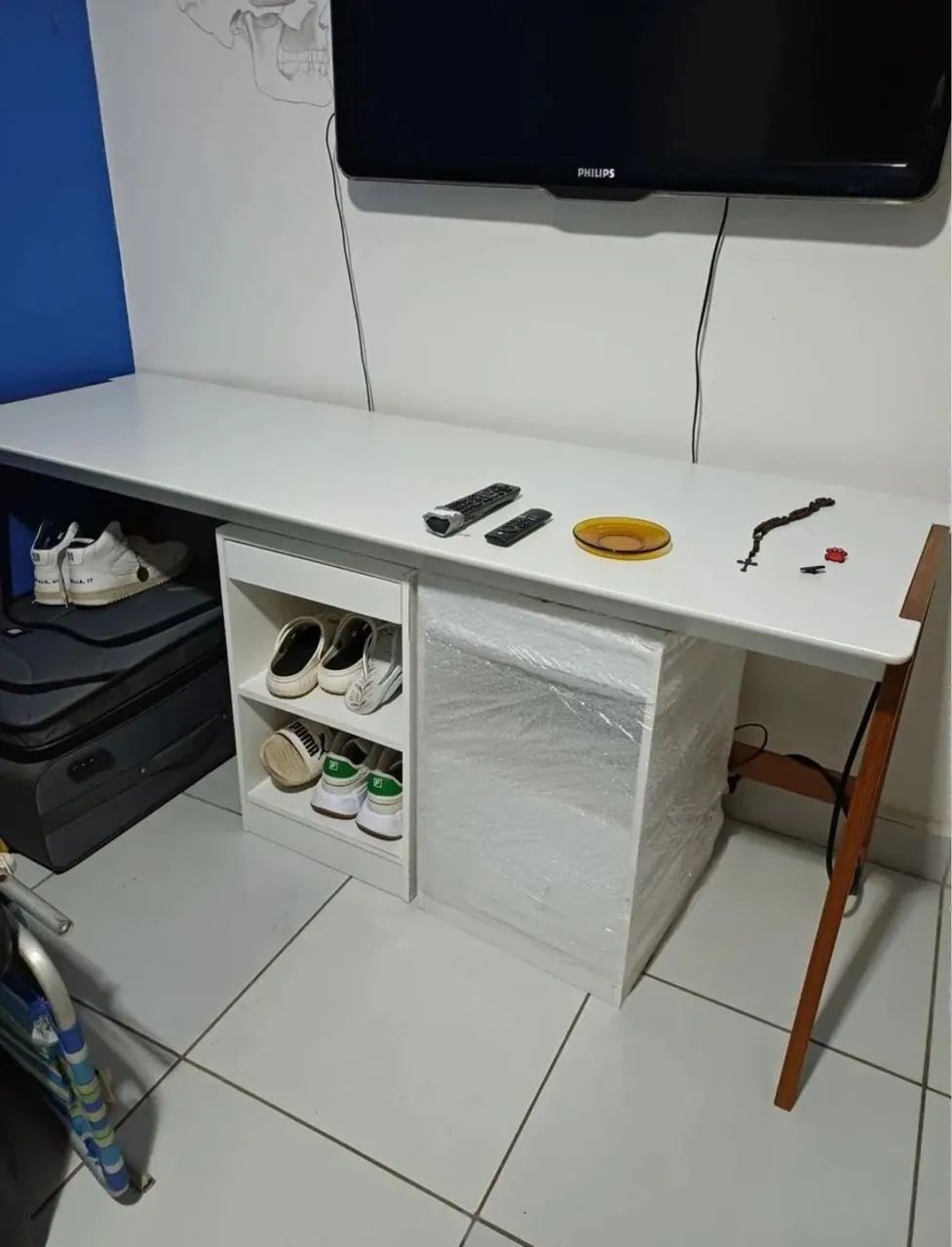 Escrivaninha de madeira maciça com gaveteiro