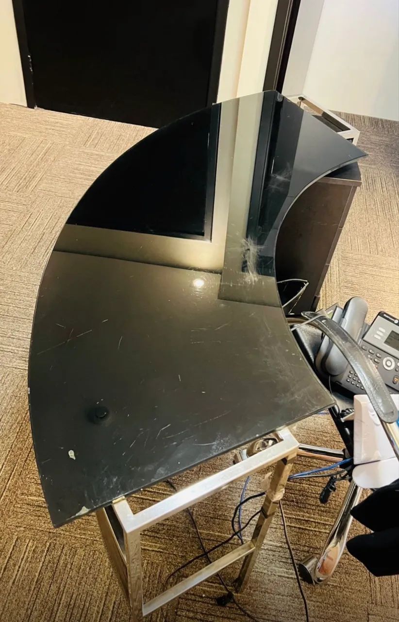 Mesa para recepção com vidro, aço e couro  - Foto 2
