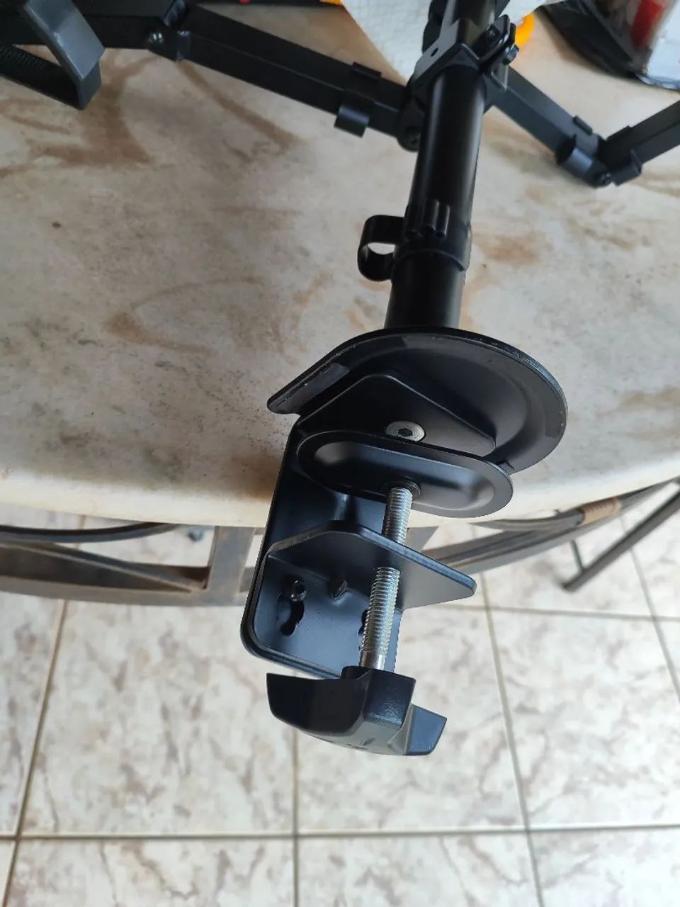 BRAÇO ARTICULADO PARA DOIS MONITORES COM BANDEJA PRA NOTEBOOK  - Foto 2
