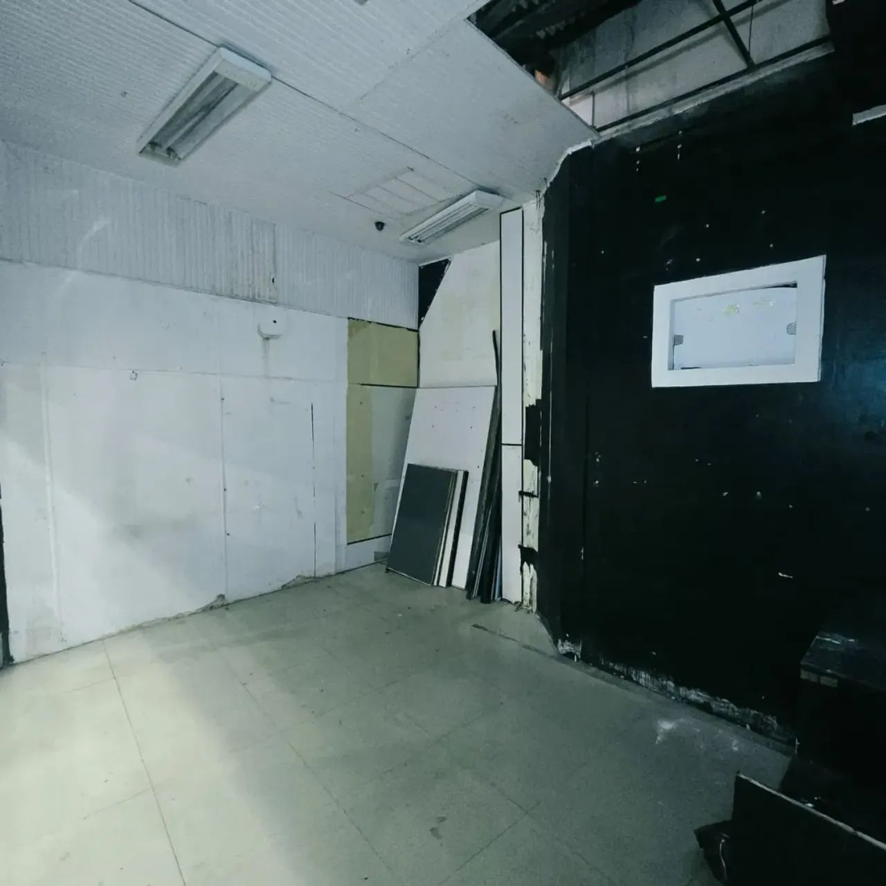 ALUGO LOJA COM 20M² EM GALERIA - ENERGIA INCLUSA - Foto 4